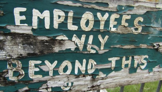 What are the recommended social media tools for employee advocacy programs?