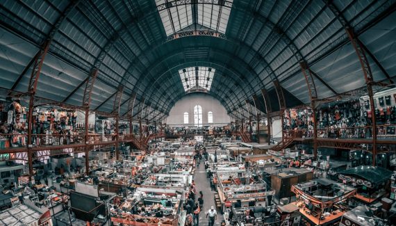 What are the key features to look for in social media analytics tools for e-commerce?
