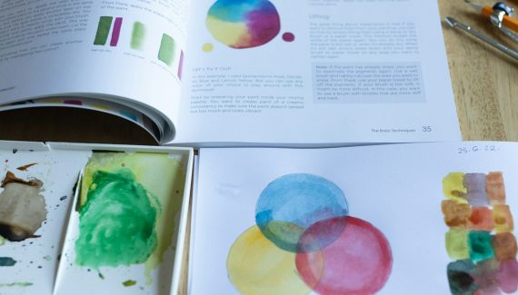 What are the best color combinations for double-sided brochures?